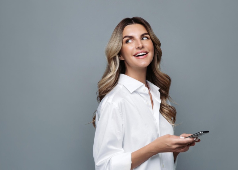 background-pretty-mobile-smartphone-presentation-advertisement-model-studio-blogger-girl-apps_t20_R0v7VX.jpg
